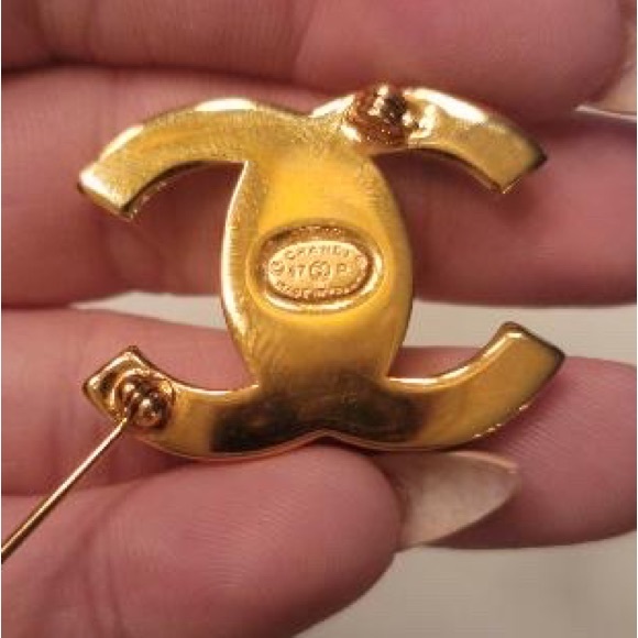 Chanel Pre-Owned
97P CC Turn-lock Crystal Brooch ❤️‍🔥 - Picture 5 of 9